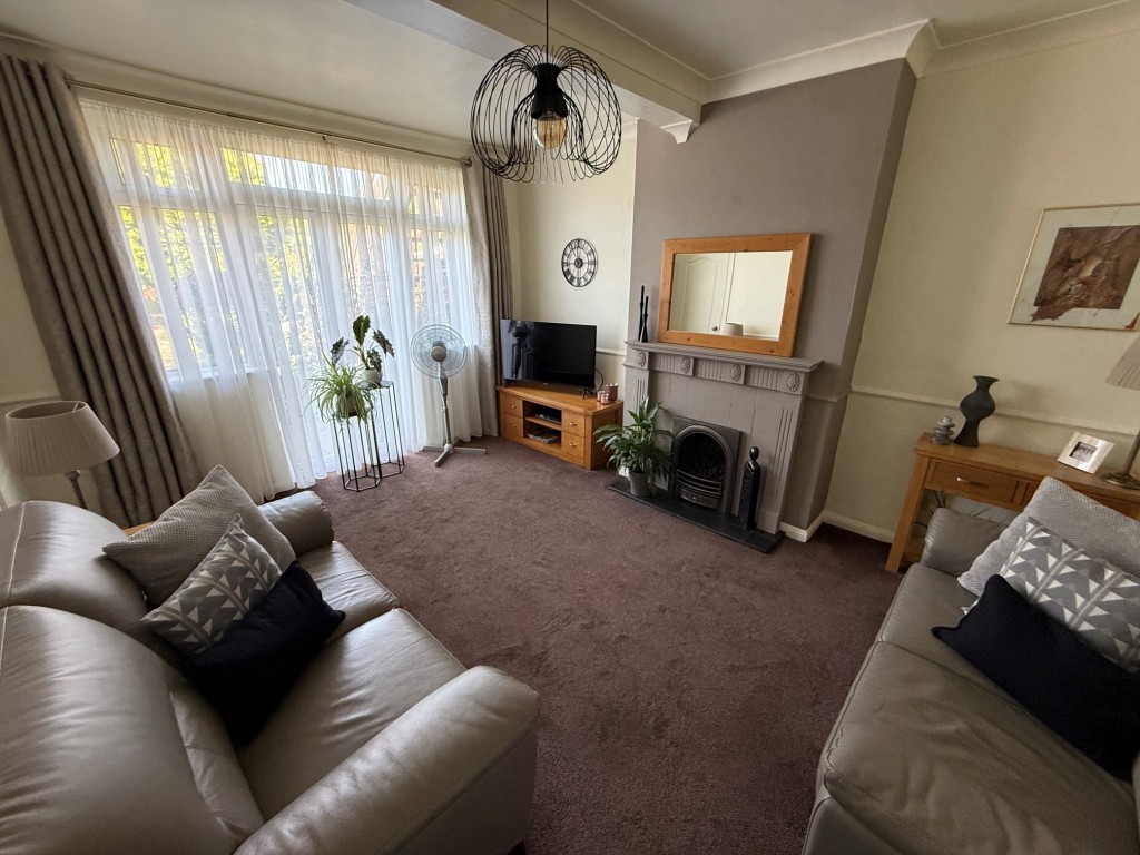 Lot: 1 - GROUND FLOOR TWO-BEDROOM MAISONETTE WITH REAR GARDEN - Living room with French doors to rear garden